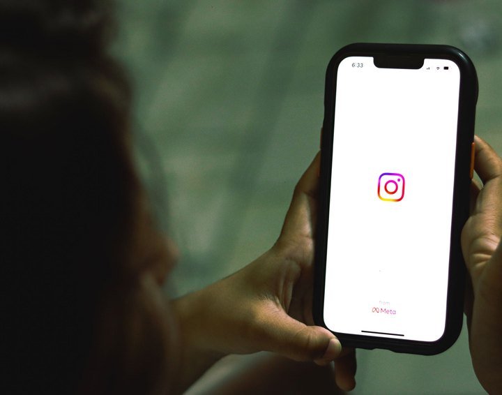 Instagram Reels Algoritması 2026: Bazı Videolar Neden Patlıyor?